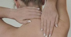 Прыщи на шее сзади: причины возникновения и методы лечения