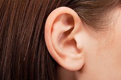 На мочке уха прыщ: причина и избавление