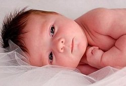 Прыщи на лице младенца: какие они бывают и почему